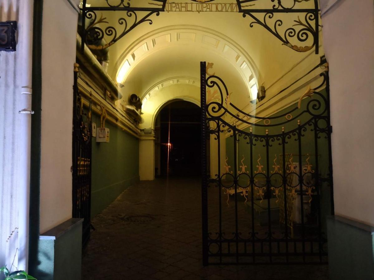 Затишні Апартаменти, Вулиця Дерибасівська, 13 Odessa Esterno foto